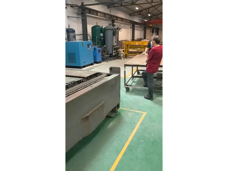Пусконаладочные работы системы газоснабжения завершены! Собственный воздушный компрессор и генератор азота в сочетании с лазерной режущей головкой RayTools — повышение качества резки оцинкованного листа